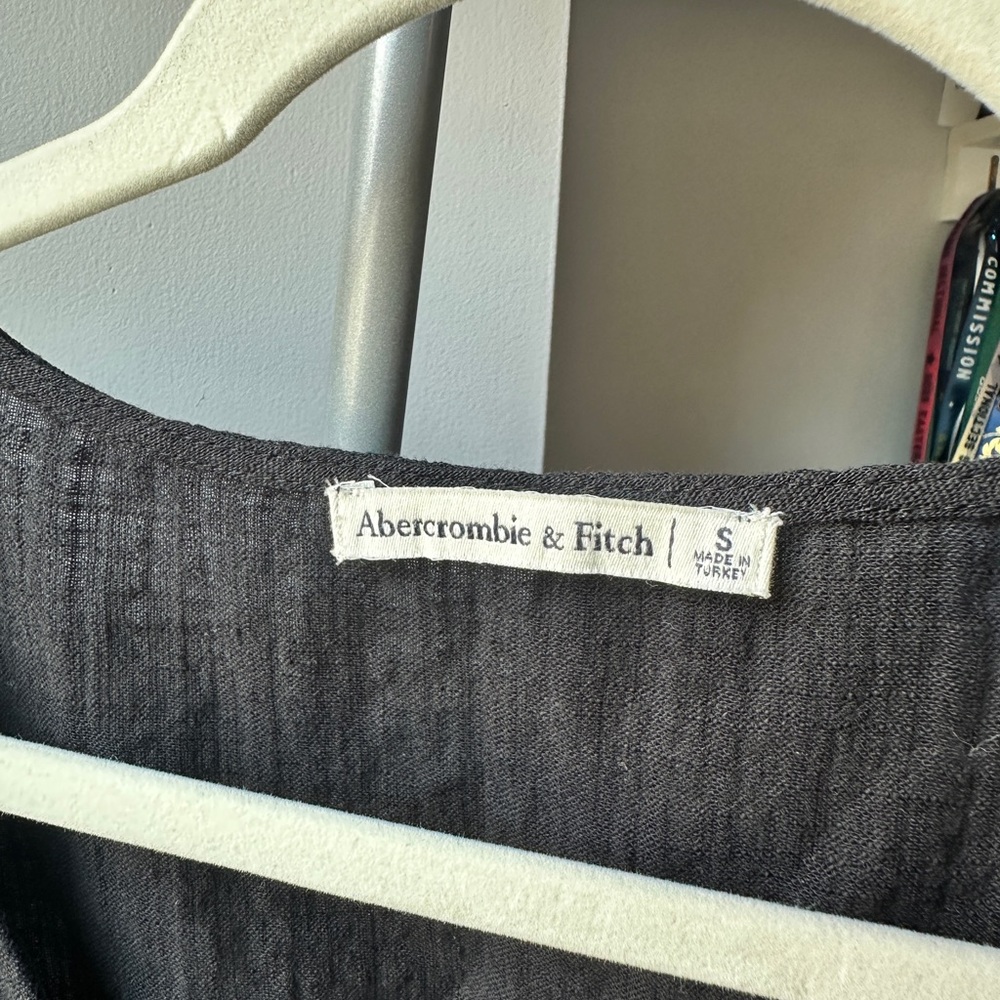 Abercrombie & Fitch Black Cuffed Sleeve Crop Blouse - Picture 3 of 3